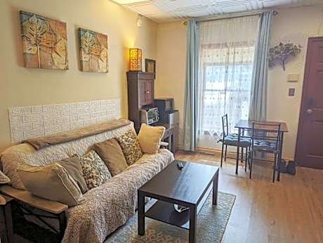 Uptown area, Cozy king Suite, quiet and private, free parking, walk to restaurants