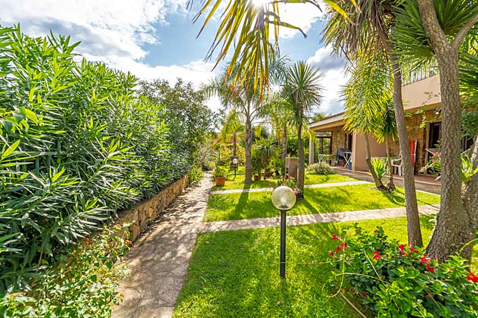 ISS Travel, Villa Fiorita - 800 m from La Cinta beach