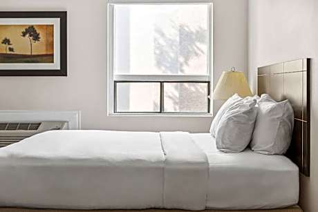 1 Queen Bed, Suite, Nonsmoking