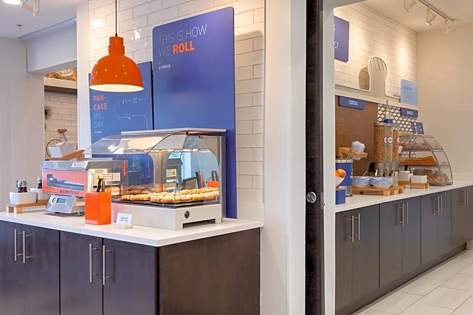 Holiday Inn Express Monterey - Cannery Row By IHG