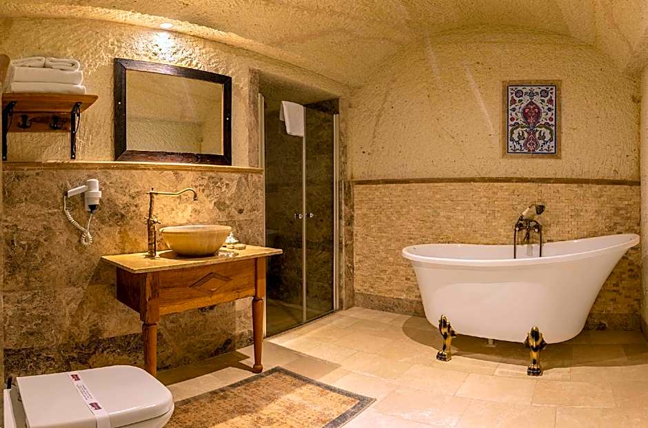 Seki Cave Hotel – Wake Up to Hot Air Balloons