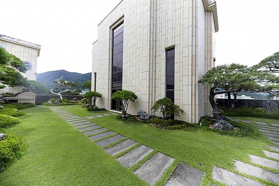 Pinegrove Hotel