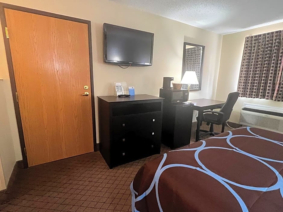 Super 8 by Wyndham Cleveland TX