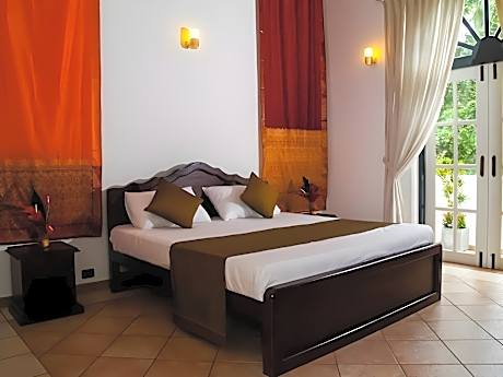 Deluxe Double Room With One Way Airport Transfer