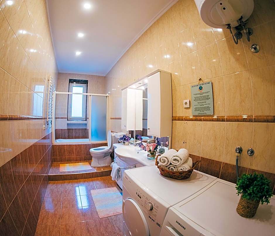 Central 4 Bedroom 154m2 Apartment with terrace