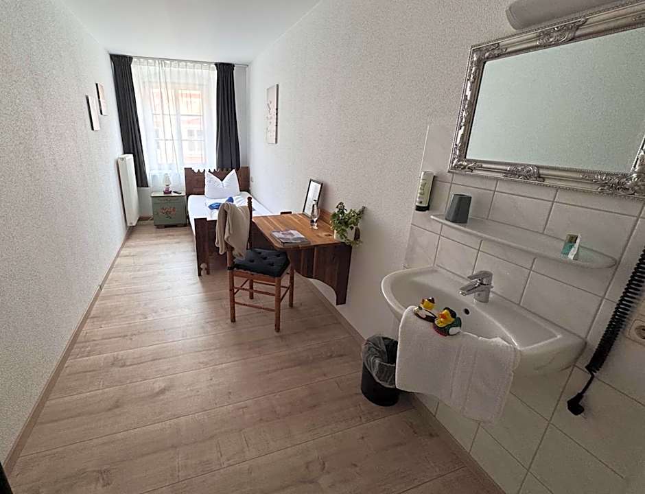 Foto 1 von 5 von Single Room with Shared Bathroom