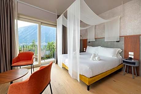 Suite with Lake View