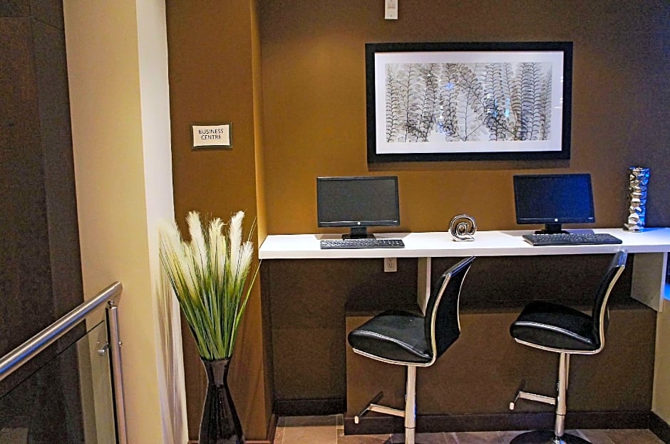 La Quinta Inn & Suites by Wyndham Oshawa