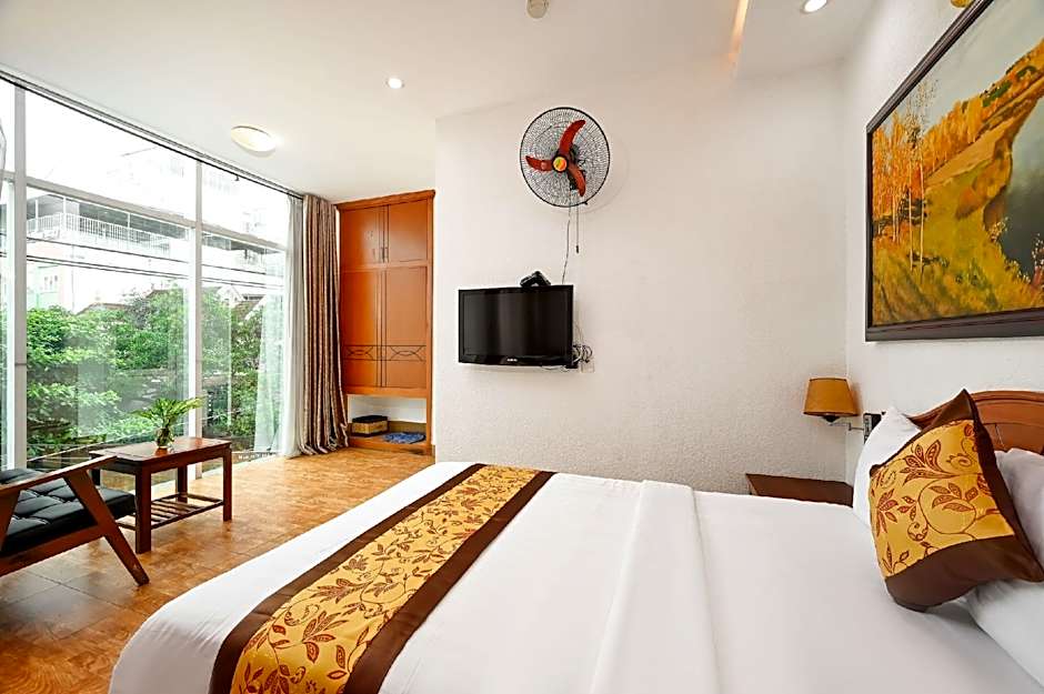 Queen Hotel Saigon Airport