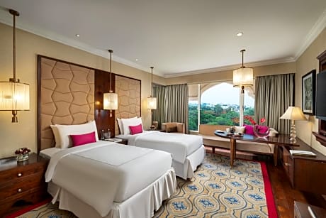 Luxury Room City View Twin Bed