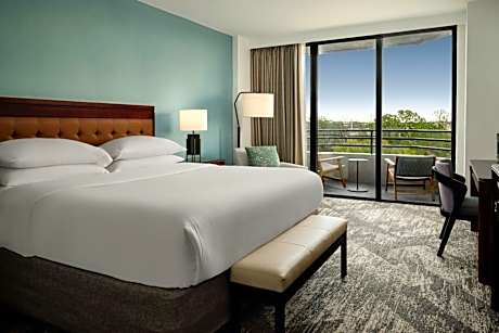 Club level, Guest room, 1 King, Balcony