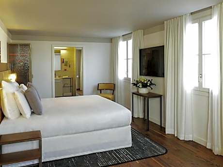 Deluxe Suite with One King Bed and Terrace