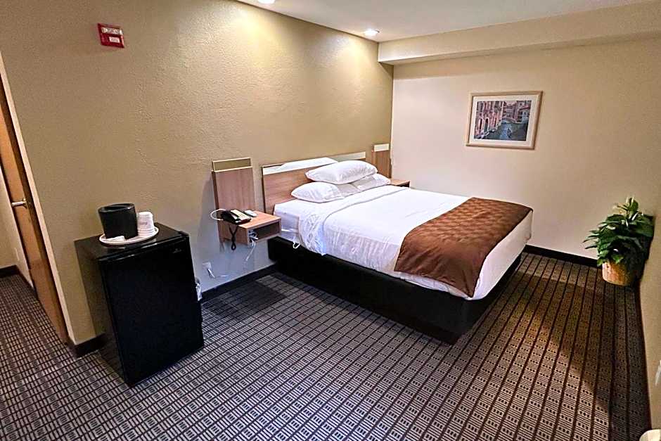 Travelodge by Wyndham Arlington/Dallas Area