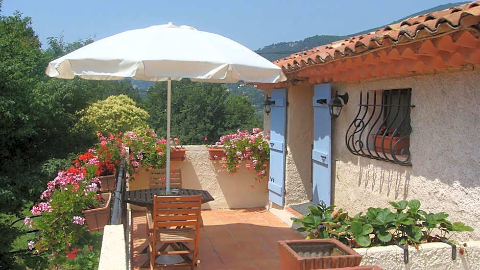 B&B with charm, quiet, kitchen, sw pool.