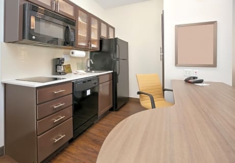 One-Bedroom Queen Suite