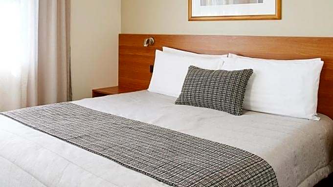 Ventura Inn & Suites Hamilton