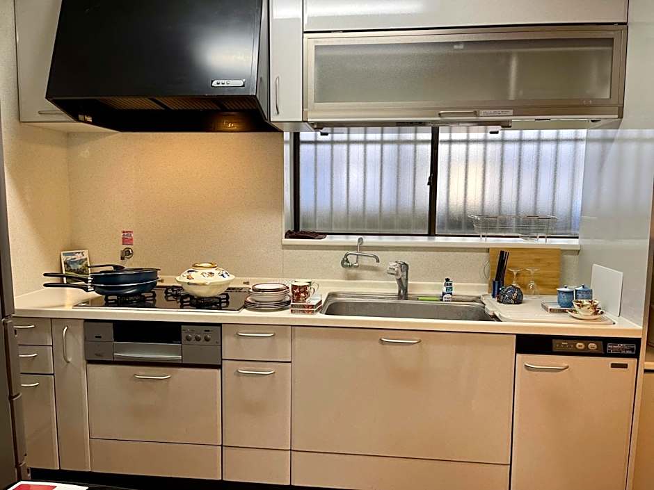 season guest house in nishi shinjuku 100 square meters, 4 bedrooms, 2 living rooms