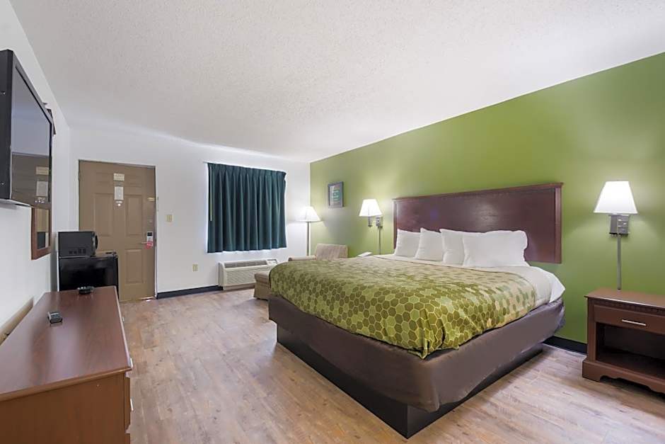 Econo Lodge Inn & Suites East
