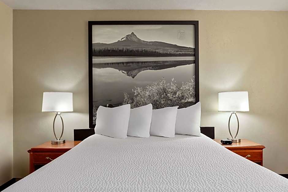 Super 8 by Wyndham Roseburg