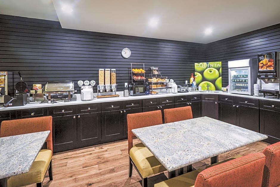 La Quinta Inn & Suites by Wyndham Brooklyn Central