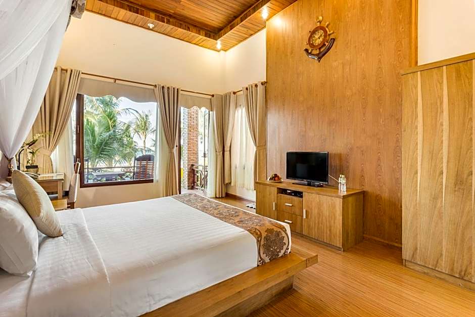 Photo 1 of 8 of Deluxe 1 King Bed, Beachfront