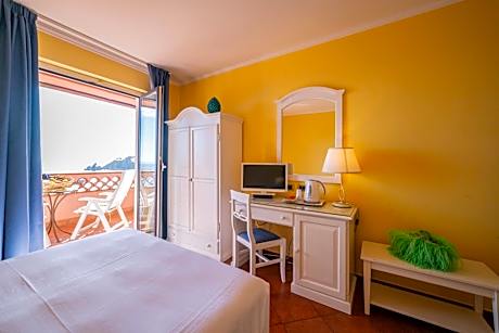 Deluxe Double Room with Balcony and Sea View