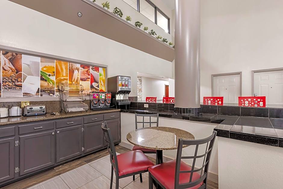 Red Roof Inn & Suites Clinton, MS