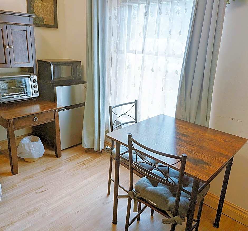 Uptown area, Cozy king Suite, quiet and private, free parking, walk to restaurants