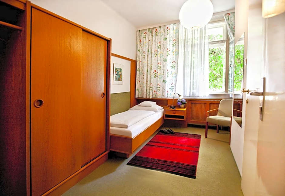 Photo 1 of 4 of Single Room