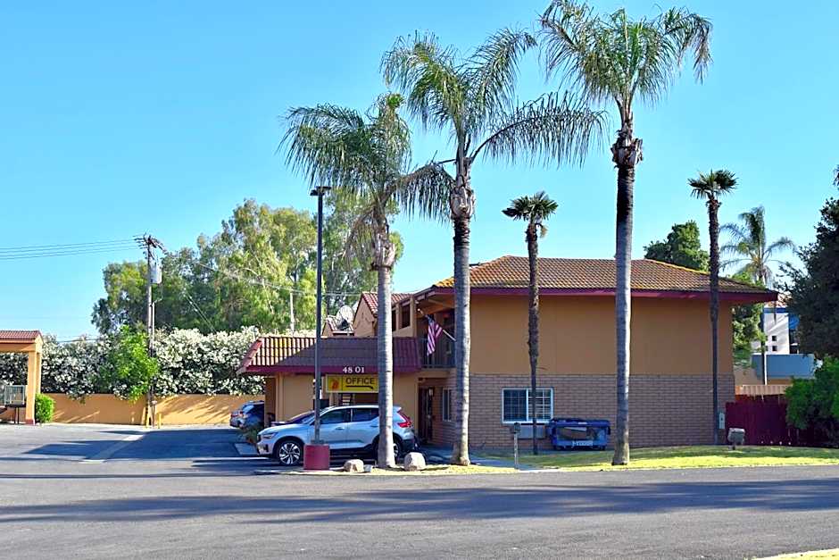 Super 8 by Wyndham Visalia