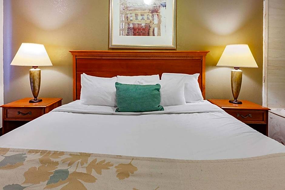 Travelodge by Wyndham Monroe