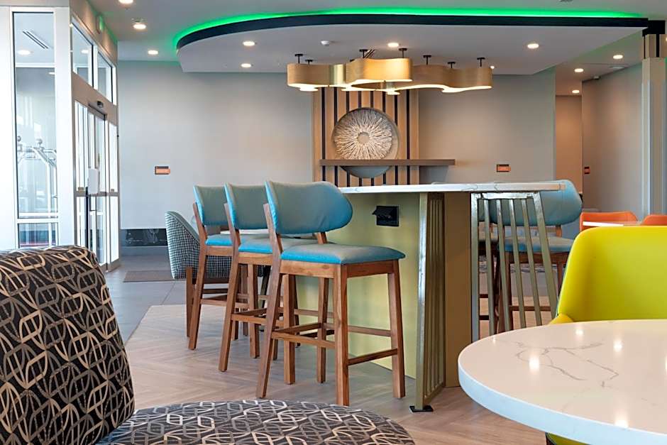 La Quinta Inn & Suites by Wyndham San Antonio Seaworld LAFB