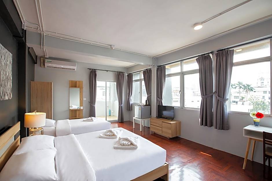 185@Surawong Residence