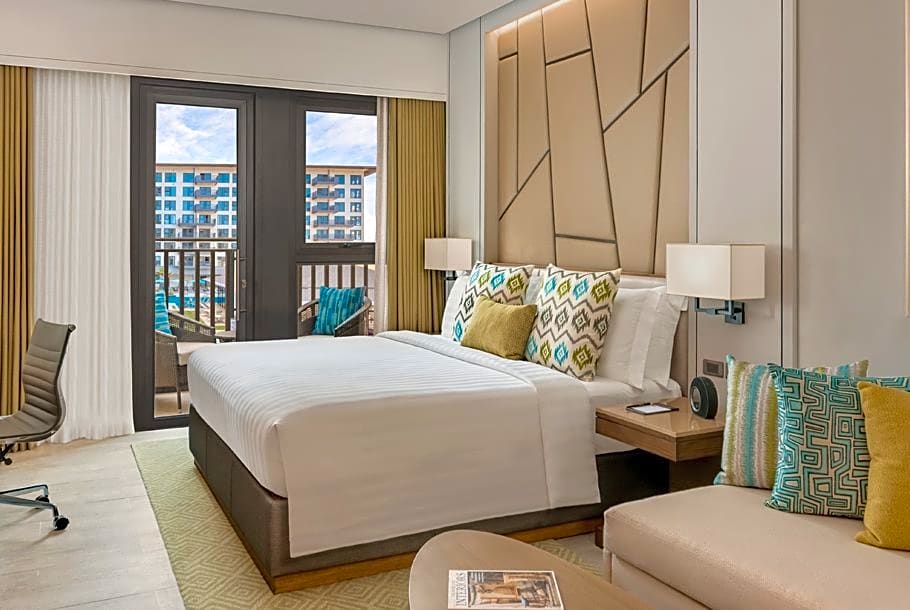 1 King Bed, Pool View — 3 fotoğraftan 1. fotoğraf