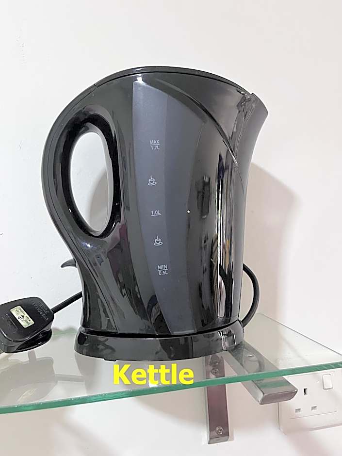 Yellow Cube at Lumut Cube Homestay Kontena