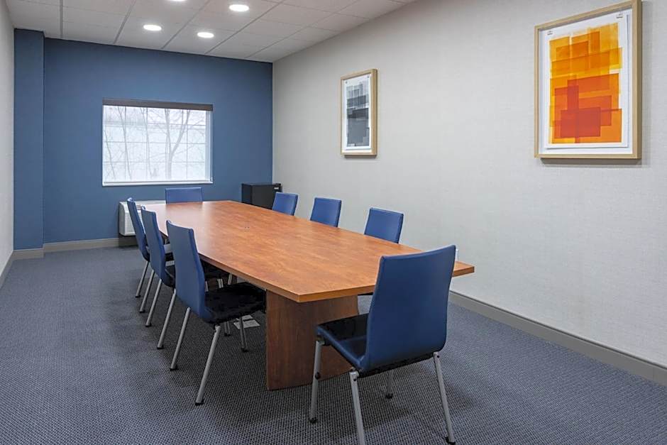 Holiday Inn Express Hotel & Suites Center Township By IHG