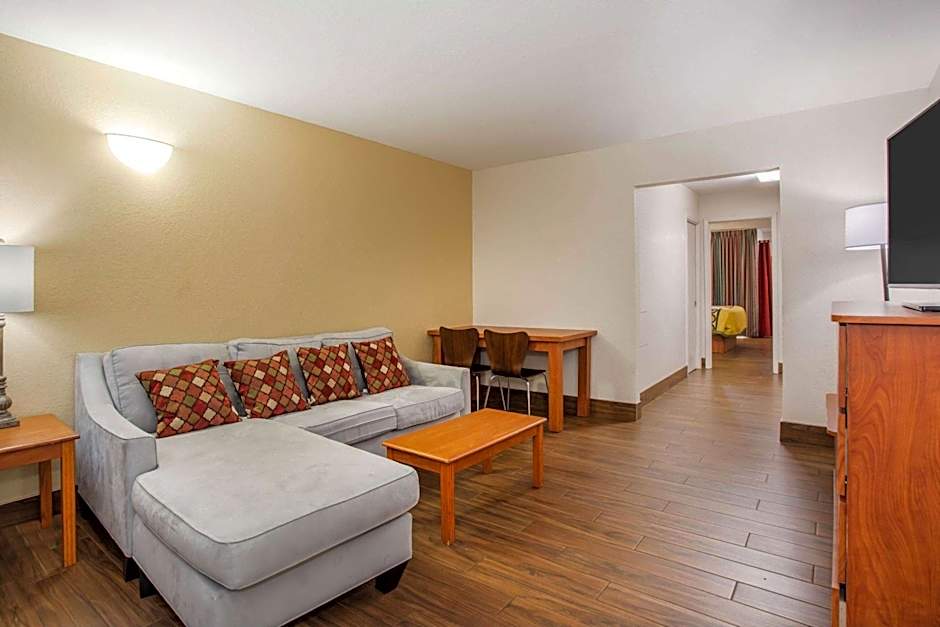 Super 8 by Wyndham North Palm Beach