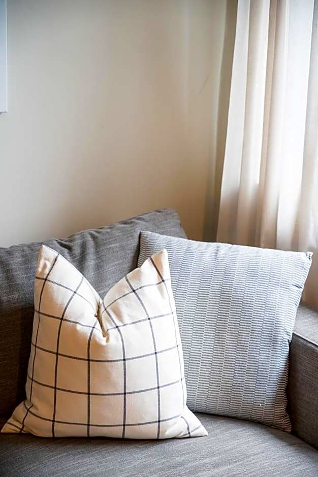 Group Stays - Large Renovated Apartment with Pool and Hot Tub