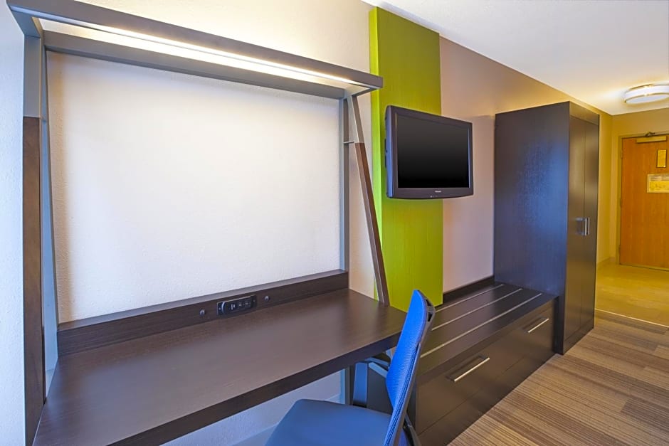 Holiday Inn Express & Suites Chicago-Midway Airport, an IHG Hotel