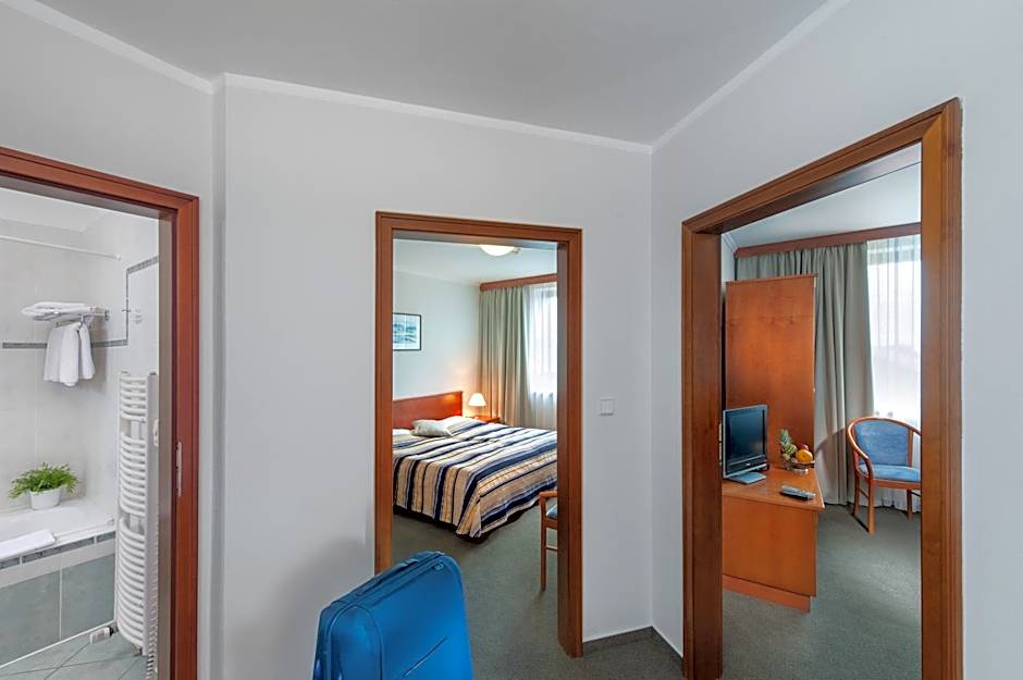 April hotel Panorama