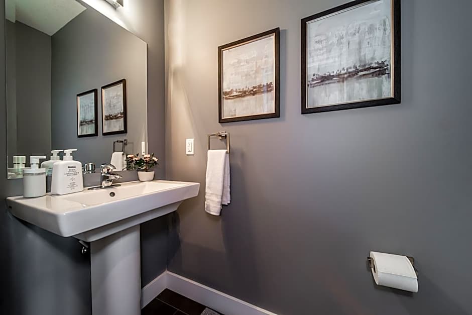 Amazing Luxe Home, AC, HUGE Yard, FirePit, Pet Friendly, Sleeps 10!