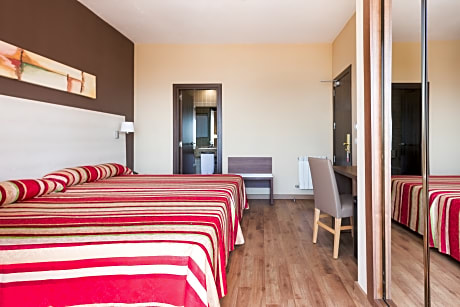 DOUBLE STANDARD ROOM 3 ADULTS + 1 CHILD