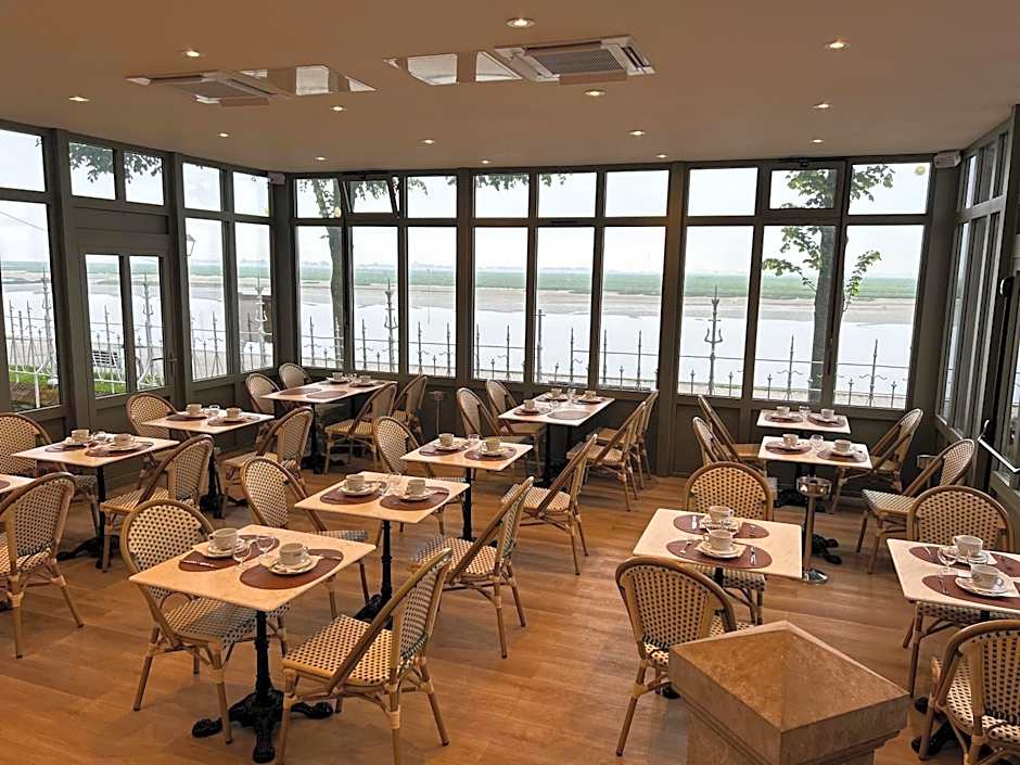 Logis Hôtel- Restaurant Le Relais Guillaume de Normandy-PARKING GRATUIT-Bornes électriques-VUE BAIE TERRASSE-Calme