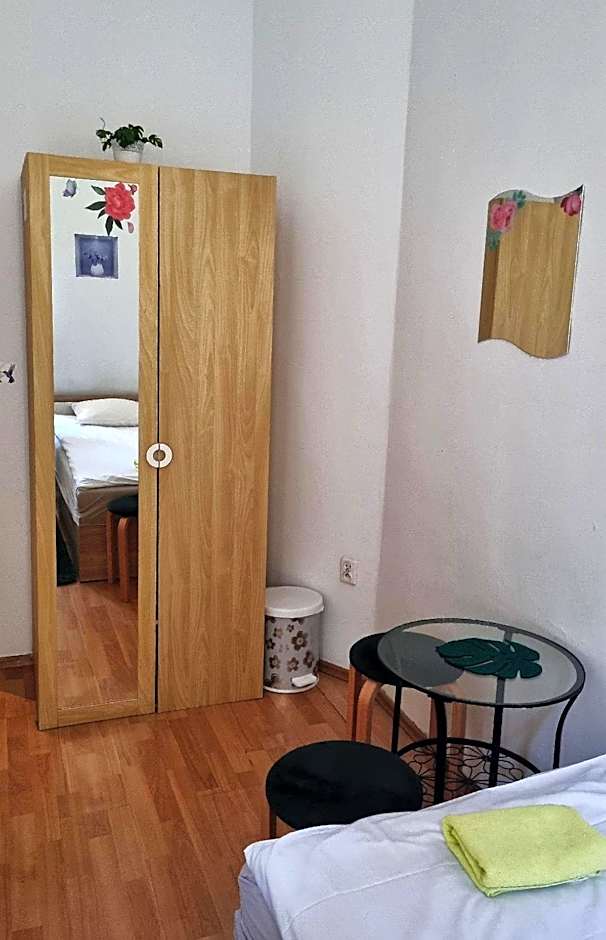 Green Cat Rooms