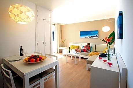 Aparment sea view 2 adults and a child