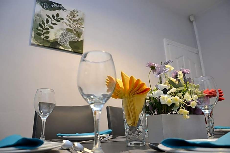 Salisbury - New 3br home, wifi, parking, sleeps 6, near Liverpool city centre