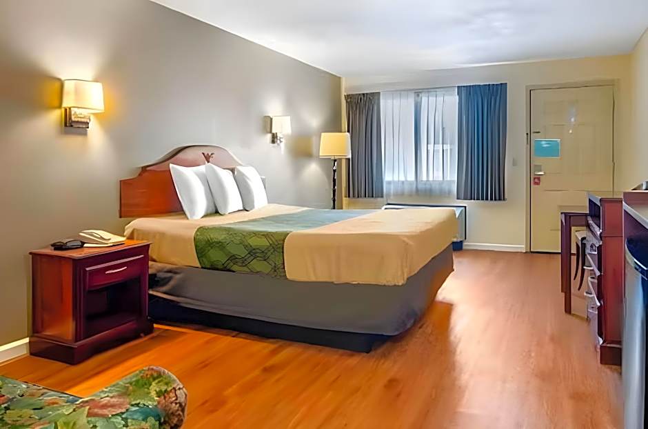 Econo Lodge Inn & Suites