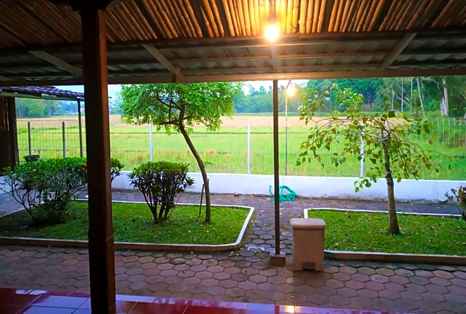 Rajasa Hotel by ZUZU