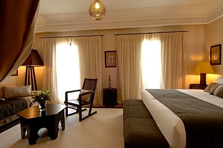 De Luxe Room with Side Sea View