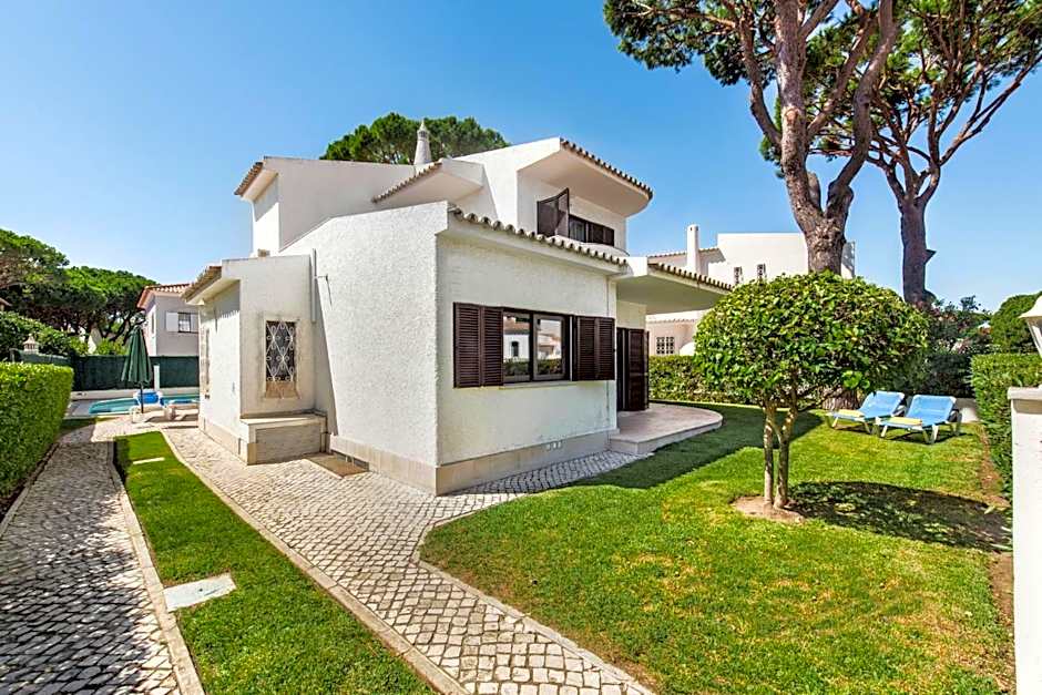 Residential cul-de-sac walking distance to centre, private pool, free AC wifi